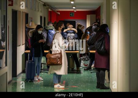 Die Abbildung zeigt die Schlange in einem Covid-19 Testzentrum am Bahnhof Brussel-Zuid - Bruxelles-Midi - Brüssel-Süd, Sonntag, 03. Jan Stockfoto