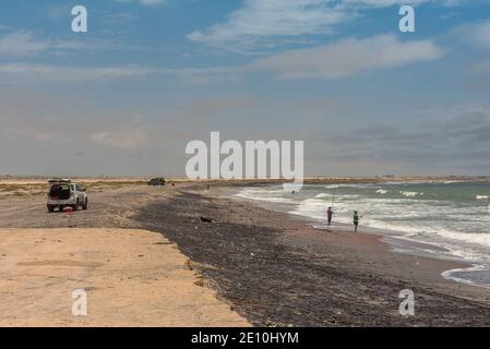 Surffischen an der Skeleton Coast im Norden von Swakopmund, Namibia Stockfoto