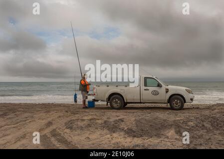 Surffischen an der Skeleton Coast im Norden von Swakopmund, Namibia Stockfoto