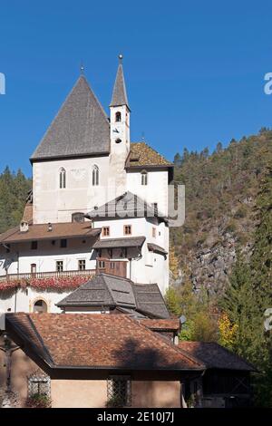 Das kleine Kloster von San Romedio befindet sich in EINEM Lonely Valley auf EINEM schmalen Felskliff in der Gegend Des Val Di Non Stockfoto