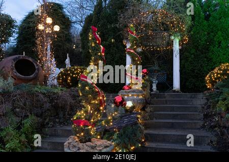 Weihnachtslichter und -Dekorationen in Kittenberger Erlebnisgärten, einem beliebten Touristenziel in Österreich im Dezember Advent Stockfoto