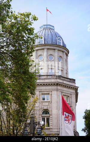 Neoklassizistisches Gebäude mit Rotunde im Geschäftsviertel Königsallee. Das Gebäude wurde 1904 errichtet und 1983 modernisiert. Stockfoto