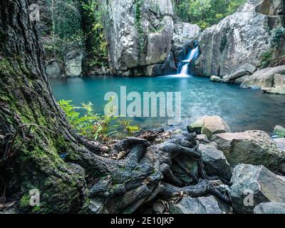 Wasserfall und kleiner See EINES romantischen Berges Fluss quot Rio De La Miel quot in quot Parque Natural De Los Alcornocales quot Andalusien, Spanien Stockfoto