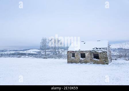 Kleine Scheune im Schnee Stockfoto