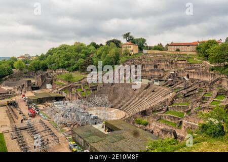 Das römische gallo Grand Theatre und Odeon auf dem Fourvière-Hügel in Lyon, Frankreich. Bauaktivität für eine Bühne für eine tolle Show. Stockfoto