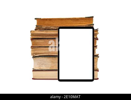 Tablet auf dem Hintergrund eines Stapels alter Bücher isoliert auf weißem Hintergrund. Stockfoto