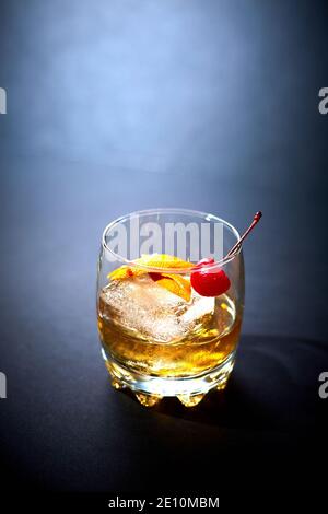 Altmodisch in einem Tumbler mit Schatten nach rechts 1 Stockfoto