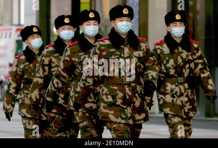 Peking, China. Januar 2021. Chinesische Soldaten mit Gesichtsmasken patrouillieren am Sonntag, den 1. Januar 2021 in der Nähe eines diplomatischen Gebiets in Peking. Chinas Hauptstadt hat einen Teil der Stadt, einschließlich der Schließung von Straßen, Kirchen und Schulen, im Kampf gegen einen möglichen Coronavirus-Ausbruch gesperrt. Foto von Stephen Shaver/UPI Kredit: UPI/Alamy Live Nachrichten Stockfoto