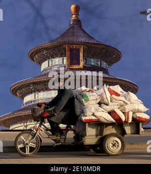 Peking, China. Januar 2021. Ein chinesischer Arbeiter fährt am Sonntag, 1. Januar 2021, an einem riesigen Bild des Himmelstempels in Peking vorbei. Chinas Hauptstadt hat einen Teil der Stadt, einschließlich der Schließung von Straßen, Kirchen und Schulen, im Kampf gegen einen möglichen Coronavirus-Ausbruch gesperrt. Foto von Stephen Shaver/UPI Kredit: UPI/Alamy Live Nachrichten Stockfoto