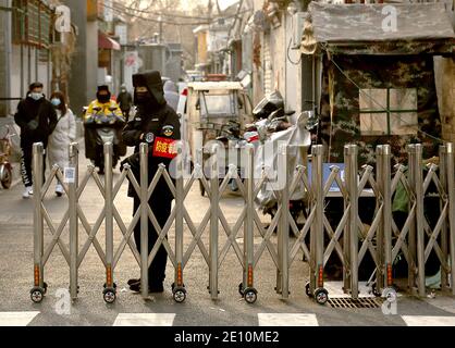 Peking, China. Januar 2021. Am Sonntag, den 1. Januar 2021, überwacht ein Wachmann den Zugang zu einer neu geschlossenen Seitenstraße in Peking. Chinas Hauptstadt hat einen Teil der Stadt, einschließlich der Schließung von Straßen, Kirchen und Schulen, im Kampf gegen einen möglichen Coronavirus-Ausbruch gesperrt. Foto von Stephen Shaver/UPI Kredit: UPI/Alamy Live Nachrichten Stockfoto