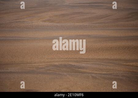 Sandmuster mit Wasser Stockfoto