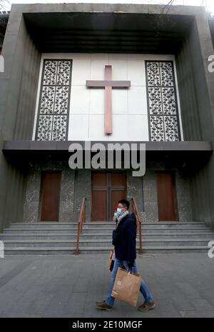 Peking, China. Januar 2021. Chinesen mit Gesichtsmasken gehen am Sonntag, 1. Januar 2021, in Peking an einer geschlossenen Kirche vorbei, in der die Gottesdienste abgesagt wurden. Chinas Hauptstadt hat einen Teil der Stadt, einschließlich der Schließung von Straßen, Kirchen und Schulen, im Kampf gegen einen möglichen Coronavirus-Ausbruch gesperrt. Foto von Stephen Shaver/UPI Kredit: UPI/Alamy Live Nachrichten Stockfoto