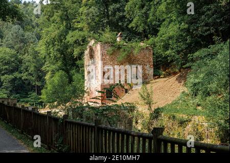 Région de Saverne nord-est de la France. Am Rande eines verlassenen Kanals, ein Schleusenwärterhaus in Ruinen. Stockfoto