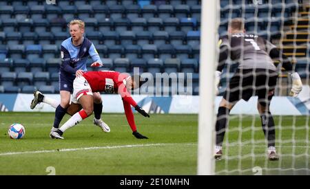 Chuba Akpom von Middlesbrough geht in die Box, während er im Rahmen des Sky Bet Championship-Spiels in Adams Park, Wycombe, gegen Jack Grimmer von Wycombe Wanderers kämpft. Stockfoto