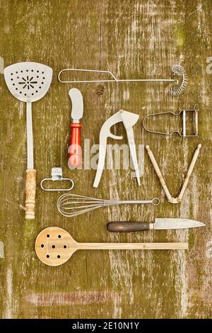 Alte Küchengeräte auf Holzfläche 2 Stockfoto