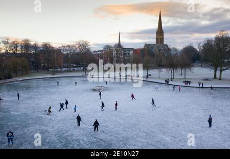 Glasgow, Schottland, Großbritannien. Januar 2021. Begeisterte Amateur-Eishockeyspieler und ein paar Eiskunstläufer nutzten heute Morgen die eisigen Temperaturen und einen seltenen gefrorenen Teich im Queens Park in Glasgow. Iain Masterton/Alamy Live News Stockfoto