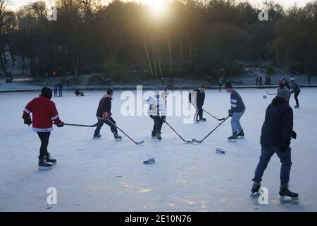 Glasgow, Schottland, Großbritannien. Januar 2021. Begeisterte Amateur-Eishockeyspieler und ein paar Eiskunstläufer nutzten heute Morgen die eisigen Temperaturen und einen seltenen gefrorenen Teich im Queens Park in Glasgow. Iain Masterton/Alamy Live News Stockfoto