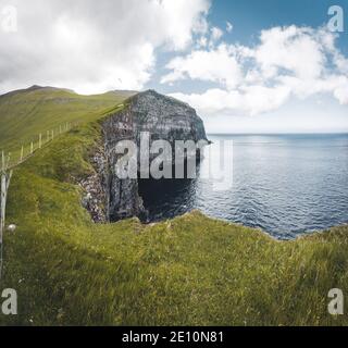 Färöer Inseln Dorf Gjogv oder Gjov auf Dänisch. Meeresschlucht an der nordöstlichen Spitze der Insel Eysturoy, auf den Färöern. Stockfoto