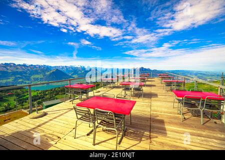 Rigi kulm, Schweiz - 25. Aug 2020:Panoramaterrasse des Rigi Kulm Hotels auf dem Rigi, 1800m, mit Blick auf Luzern und Seen. Gipfel von Stockfoto