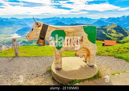 Rigi kulm, Schweiz - 25. Aug 2020: Kuhskulptur aus Holz auf dem Rigi, dem höchsten Gipfel rund um den Vierwaldstättersee. Stockfoto