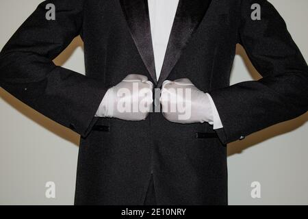 Business schwarzen Mann mit Handschuhen tun Macht Gesten Fokus isoliert Auf weißem Hintergrund Stockfoto