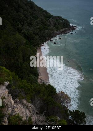 Isolierte Bucht am Cathedral Cove Strand Te Hoho Rock at Hahei Beach pazifischer Ozean Coromandel Peninsula Nordinsel Neuseeland Ozeanien Stockfoto