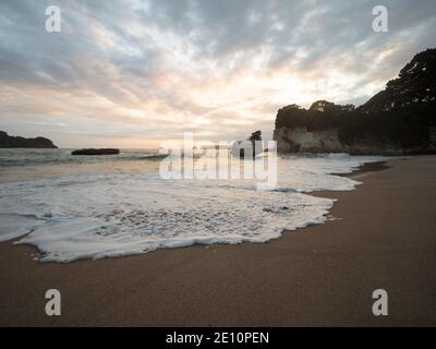 Felsformation am Cathedral Cove Strand Te Hoho Rock at Hahei Beach pazifischer Ozean Coromandel Peninsula Nordinsel Neuseeland Ozeanien Stockfoto