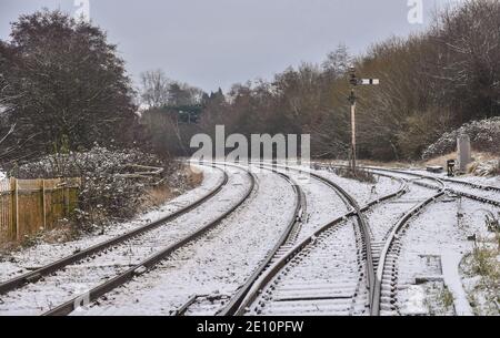 Bahngleise in einer leichten Streuung von sno mit Signal, wo th Gleise in Uttoxeter, Staffordshire, England teilen Stockfoto
