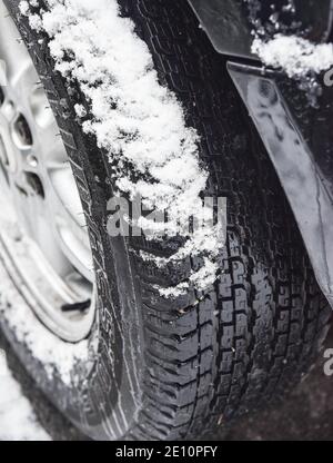 Schnee auf einem sicheren, tiefen Reifenprofil auf einem Range Rover Im Winter Stockfoto