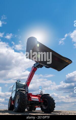 Teleskoplader gegen den blauen Himmel Stockfoto