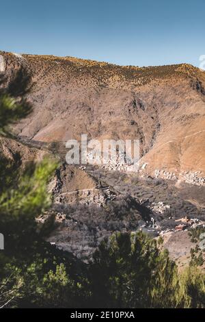 Herrliche Aussicht auf Berber Dorf hoch im Atlasgebirge in der Nähe der Stadt Imlil, Aroumd, Marokko. Raue Berglandschaft wie aus Wandergebiet zu sehen Stockfoto