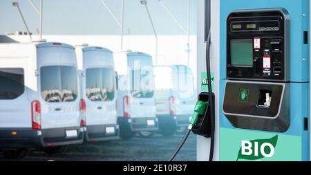 Biokraftstofftankstelle auf einem Hintergrund von Transportern Stockfoto