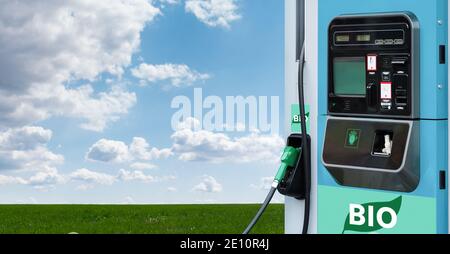 Biokraftstofftankstelle auf einem Hintergrund von Grünfeld und Blauer Himmel Stockfoto