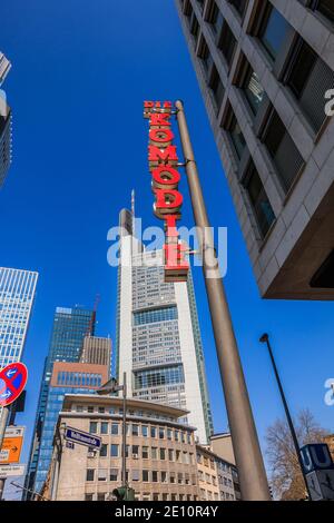 Straße mit Wolkenkratzern von Frankfurt mit Blick nach oben vom Finanz- und Geschäftsviertel. Hausfassaden mit Glasfenstern Blauer Himmel in Sunshi Stockfoto