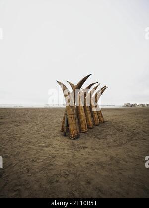 Traditionelle peruanische caballito de totora Balsa Schilffischerei Boot Floß Kanu auf Pimentel Beach Lambayeque Peru in Südamerika Stockfoto
