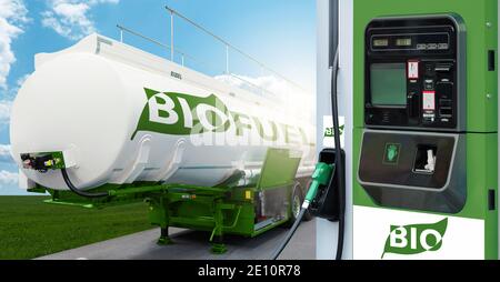 Tankwagen mit Biokraftstoff und Tankstelle im Hintergrund Von einem grünen Feld und blauen Himmel Stockfoto