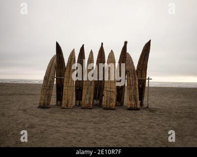 Traditionelle peruanische caballito de totora Balsa Schilffischerei Boot Floß Kanu auf Pimentel Beach Lambayeque Peru in Südamerika Stockfoto