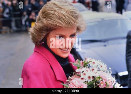 Eine lächelnde Diana, Prinzessin von Wales, erhält einen Blumenstrauß während eines Besuchs im Relate Marriage Guidance Centre in Barnett, Nord-London, 29. November 1988 Stockfoto