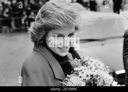 Eine lächelnde Diana, Prinzessin von Wales, erhält einen Blumenstrauß während eines Besuchs im Relate Marriage Guidance Centre in Barnett, Nord-London, 29. November 1988 Stockfoto