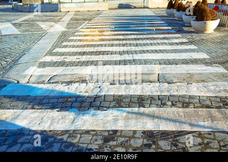 Fußgängerüberweg mit Kopfsteinpflaster Straße. Niemand auf der Straße in Rom Stadt Stockfoto