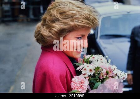 Eine lächelnde Diana, Prinzessin von Wales, erhält einen Blumenstrauß während eines Besuchs im Relate Marriage Guidance Centre in Barnett, Nord-London, 29. November 1988 Stockfoto