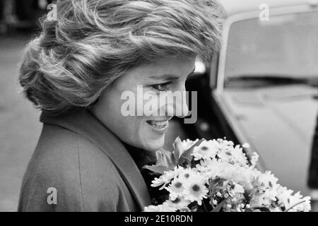 Eine lächelnde Diana, Prinzessin von Wales, erhält einen Blumenstrauß während eines Besuchs im Relate Marriage Guidance Centre in Barnett, Nord-London, 29. November 1988 Stockfoto