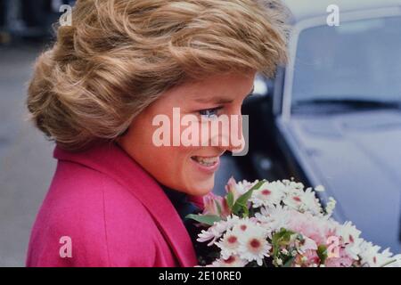 Eine lächelnde Diana, Prinzessin von Wales, erhält einen Blumenstrauß während eines Besuchs im Relate Marriage Guidance Centre in Barnett, Nord-London, 29. November 1988 Stockfoto