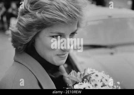 Eine lächelnde Diana, Prinzessin von Wales, erhält einen Blumenstrauß während eines Besuchs im Relate Marriage Guidance Centre in Barnett, Nord-London, 29. November 1988 Stockfoto