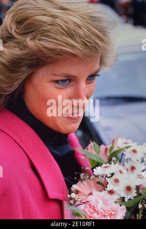 Eine lächelnde Diana, Prinzessin von Wales, erhält einen Blumenstrauß während eines Besuchs im Relate Marriage Guidance Centre in Barnett, Nord-London, 29. November 1988 Stockfoto