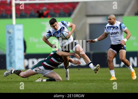 Cameron Redpath (Mitte) von Bath Rugby wird vom Leicester Tigers' Matt Scott während des Spiels der Gallagher Premiership in der Welford Road, Leicester, angegangen. Stockfoto