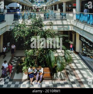 Interieur des Royal Priors Shopping Centre Leamington Spa, Leamington Spa, Warwickshire, England, Großbritannien. Ca. 1980 Stockfoto