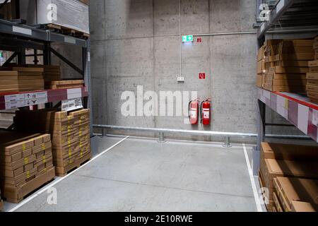 Feuerlöscher im Lager. Brandschutz Stockfoto