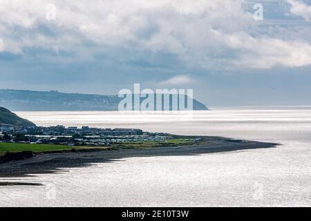 Cardigan Bay mit Aberaeron und Newquay in der Ferne Stockfoto