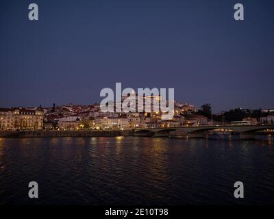 Panoramablick auf den Sonnenuntergang von Coimbra alten historischen Stadtzentrum auf Hill und Ponte de Santa Clara Brücke über den Fluss Mondego In Centro Region Portugal Europ Stockfoto